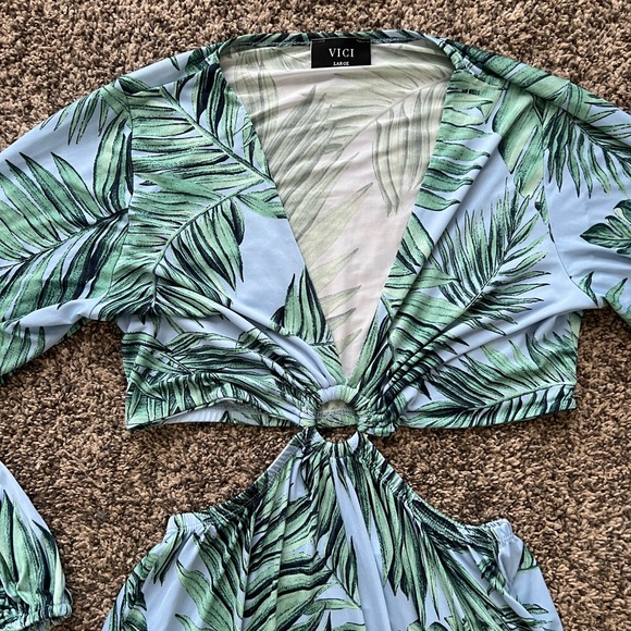Vici Dress SIZE LARGE Palm Print with cutouts - Picture 3 of 5